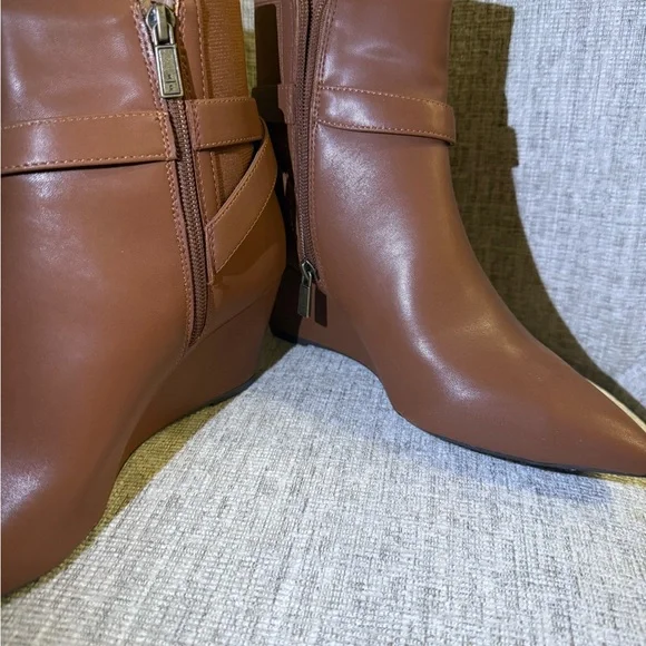 NWT Kenneth Cole Reaction Women’s Emmie Brown Wedge Boot Size 9 - Picture 9 of 13